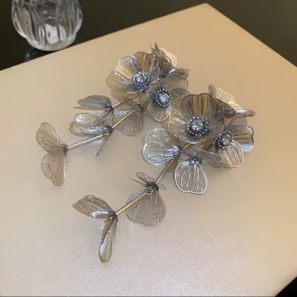 Zara Kate Middleton cascading floral Silver earrings - Picture 7 of 8